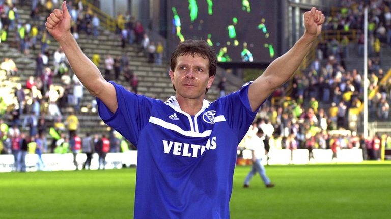 FC SCHALKE 04 2000/01: 6. Spieltag beim BVB (0:4)
Andreas Möller als Triumphator: Nach seinem  Wechsel zum Erzrivalen kehrte er erstmals nach Dortmund zurück und feierte mit den Knappen einen historischen Sieg.  Und so sah die Aufstellung aus ...