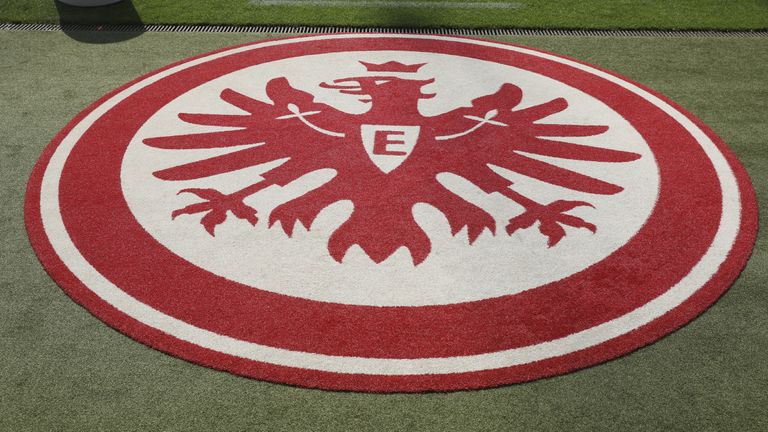 Eintrach Frankfurt besinnte sich mit dem &#39;&#39;E&#39;&#39; in der Mitte auf die Logos früherer Jahre.