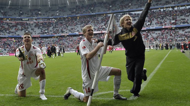 1. FSV MAINZ 05: 2010/11
Am 6. Spieltag feierten die Nullfünfer voller Ekstase ihren allerersten Sieg beim FC Bayern München. Großen Anteil am Erfolg hatten die ''Bruchweg-Boys'' um Lewis Holtby, Andre Schürrle und Adam Szalai.