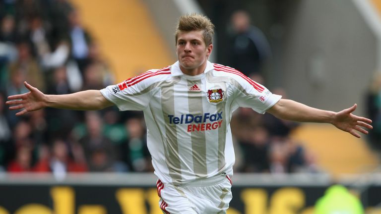 Der eine oder andere wird es vielleicht nicht mehr im Hinterkopf haben: Real-Star Toni Kroos spielte in seiner Laufbahn nicht nur für den FC Bayern in der Bundesliga, sondern davor auch bei Bayer 04 Leverkusen (Januar 2009 - Juni 2010). 
