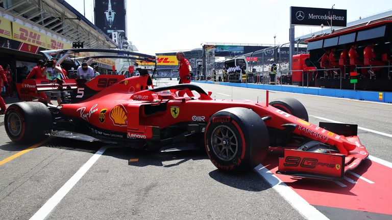 Sebastian Vettel tauft seinen neuen Ferrari auf Lucilla ...