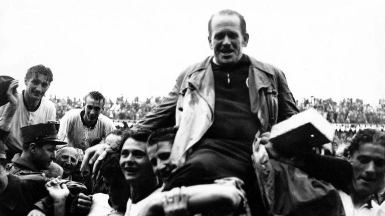 4. Juli 1954: Unter Sepp Herberger gewann die deutsche Nationalmannschaft 46 Jahre nach ihrem ersten Länderspiel den WM-Titel. Der 3:2-Sieg gegen ein favorisiertes Ungarn ging als "Wunder von Bern" in die Geschichtsbücher ein. Doppelpacker Helmut Rahn machte sich zum Helden einer geteilten Nation. 