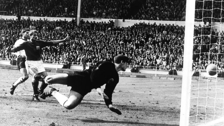 30. Juli 1966: Das Wembley-Tor geht in die Geschichte ein. Deutschland verliert das WM-Finale gegen England im Mutterland des Fußballs mit 4:2 nach Verlängerung. Ob Hursts Tor zum 3:2 hinter der Linie war…