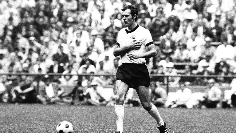 17. Juni 1970: ''Ausgerechnet Schnellinger!'' Deutschland und Italien liefern sich im WM-Halbefinale das ''Jahrhundertspiel''. In der Verlängerung fallen fünf Tore, Italien gewinnt mit 4:3. Unvergessen: Beckenbauer spielt mit dem Arm in der Schlinge.