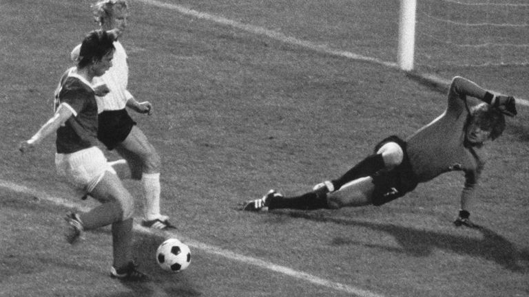 22. Juni 1974: Bei der WM-Vorrunde kommt es zum Duell BRD gegen DDR. Jürgen Sparwasser erzielt den Siegtreffer zum 1:0 für die Ostdeutschen.