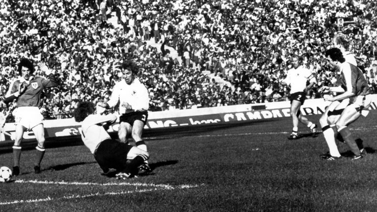 21. Juni 1978: Die Schmach von Cordoba. Deutschland unterliegt im dritten WM-Zweitrundenspiel Österreich mit 3:2. Hans Krankl und ein Eigentor von Berti Vogts besiegeln die Niederlage.