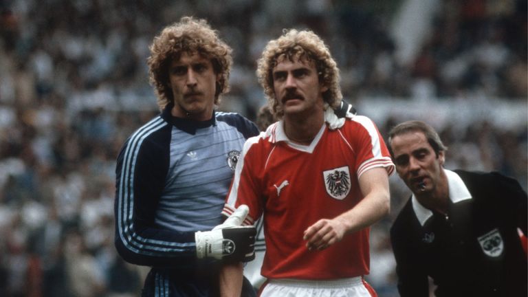 25. Juni 1982: ''Die Schande von Gijon'' – Deutschland führt im WM-Gruppenspiel gegen Österreich mit 1:0 durch ein Tor von Horst Hrubesch. Das Ergebnis reichte beiden Teams zum Weiterkommen. Von da an passierte nicht mehr viel. – es schien wie ein Nichtangriffspakt.