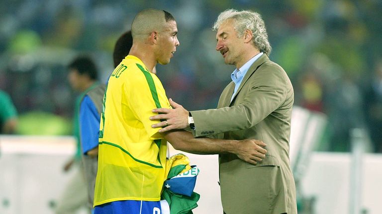30. Juni 2002: Die Elf von Rudi Völler steht völlig überraschend im WM-Finale. Oliver Kahn und Michael Ballack werden bei dem Turnier zu Weltstars. Letzterer fehlte im Endspiel wegen einer Gelb-Sperre. Brasilien gewinnt dank Doppelpacker Ronaldo mit 2:0.