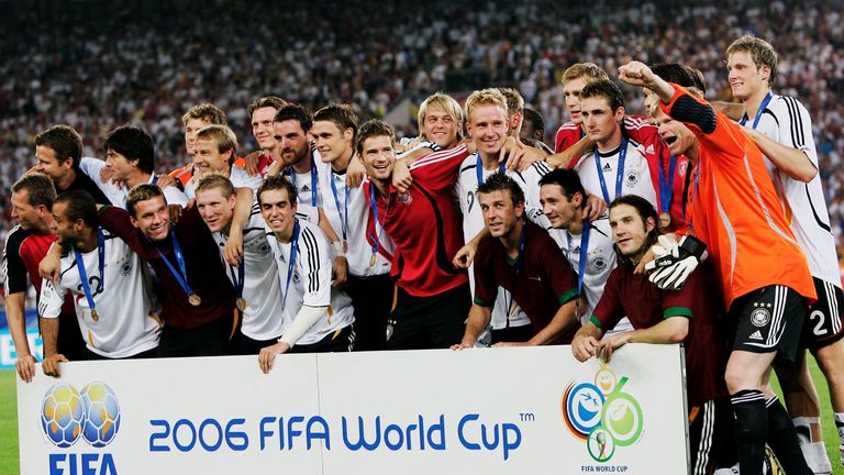 08. Juli 2006: Beim 3:1-Sieg über Portugal sichert Doppelpacker Bastian Schweinsteiger den Deutschen Platz drei beim Sommermärchen im eigenen Land. Das Trainerduo Jürgen Klinsmann und Joachim Löw wurde von einer Fußball-Euphorie im Land förmlich getragen.