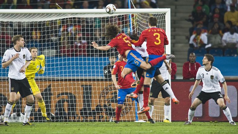 WM 2010: Deutschland trifft im Halbfinale auf Spanien. Puyol erzielt das 1:0