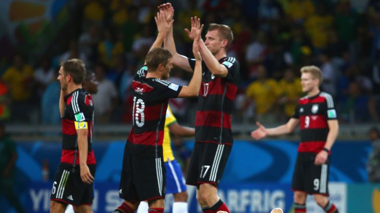08. Juli 2014: Durch das entscheidende Tor im Finale gegen Argentinier wird Deutschland zum 4. Mal Weltmeister. Wenige Wochen zuvor fügen Kroos, Müller und Co. Gastgeber Brasilien eine empfindliche 1:7-Klatsche zu, die noch heute am Ego der Südamerikaner kartzt. 
