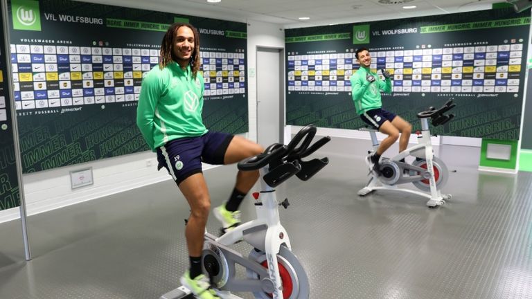 In Kleingruppen und mit genügend Abstand: Der Wolfsburg trainiert wieder (Quelle: twitter.com/VfL_Wolfsburg).