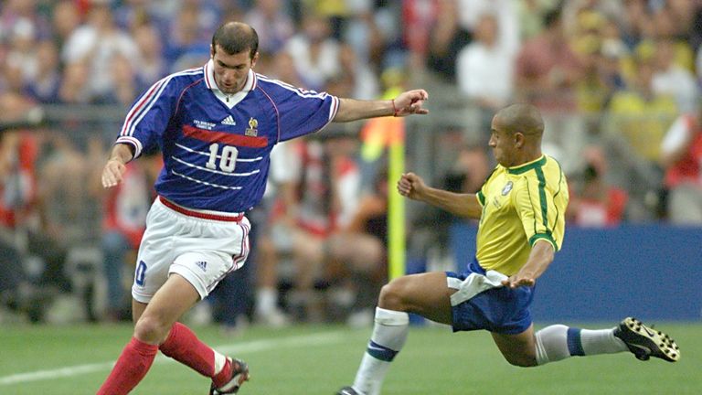 Zinedine Zidane (1994 - 2006): Noch heute vermissen viele „Zizou" auf dem Platz. Der geniale Freigeist sorgte jahrelang für Freude in der französischen Nationalmannschaft. 