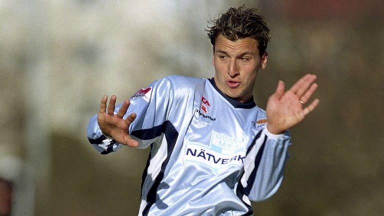 1999 feierte Zlatan Ibrahimovic sein Profidebüt in seiner Heimat für Malmö FF. Im Alter von 18 Jahren ging er für den großen Klub seines Geburtsortes auf Torejagd und wurde dort sogar zum schwedischen Nationalspieler. 