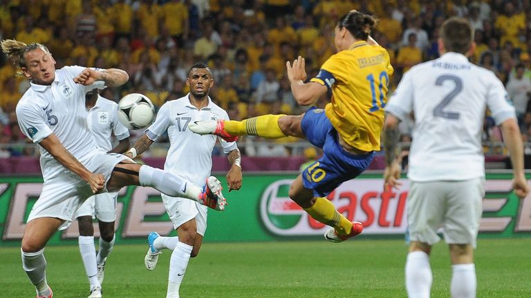 Der Schwede Zlatan Ibrahimovic (2.v.r.) denkt ans Karriereende. 