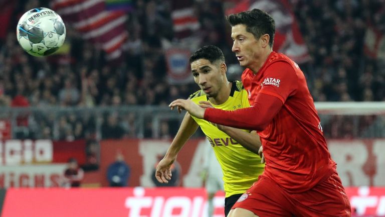 Bayerns Robert Lewandowski (vorne) im Duell mit Dortmunds Achraf Hakimi.