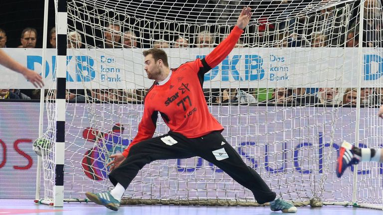 2016: Ein Jahr später trug Wolff bereits das Trikot der Zebras, aber die Auszeichnung zum besten Handballer Deutschlands blieb gleich. Mit seinen spektakulären Paraden führte der Keeper die Nationalmannschaft zum EM-Sieg.