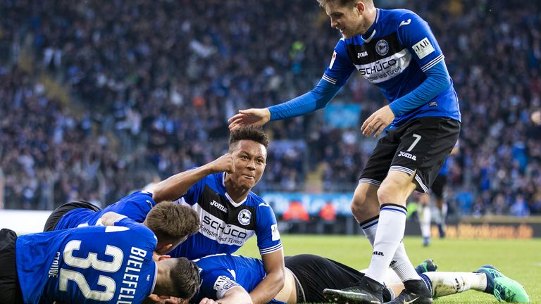 Arminia Bielefeld dreht das Spiel gegen Kaiserslautern und besiegelt damit den Abstieg der Pfälzer.