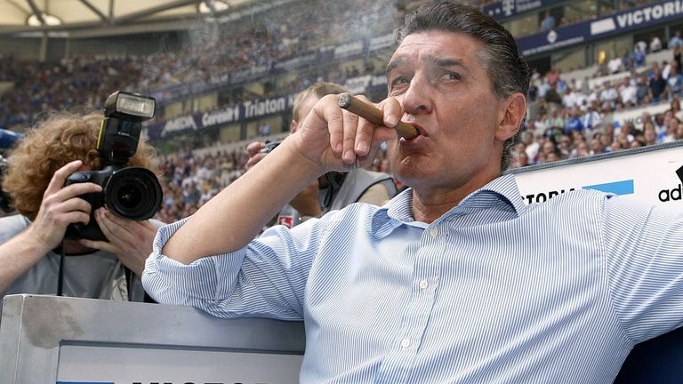 Die qualmende Zigarre war das Markenzeichen von Schalke-Legende Rudi Assauer.