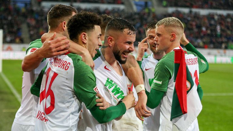 Platz 14: FC Augsburg (4-2-3-1-System): Koubek – Framberger, Jedvaj, Gouweleeuw, Max – Khedira, Löwen – Richter, Niederlechner, Vargas – Finnbogason – Gesamtmarktwert: 103,8 Millionen Euro. 
