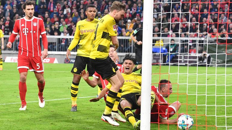 Saison 2017/18: Dass der FC Bayern gegen Borussia Dortmund gewinnt? Kann passieren! Aber ein 6:0? Das ist doch eher selten. Dortmund werden zu Ostern die Ohren lang gezogen! Am Ende wird Bayern mit 29 Punkten Vorsprung Meister. 
