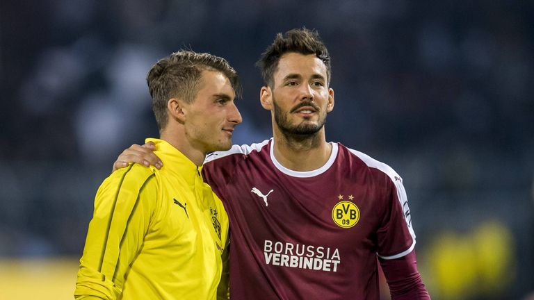 ...Roman Bürki (r., 3,5 Mio.) und Maximilian Philipp (l., 20 Mio.) - Gesamtsumme: 33,5 Millionen Euro.