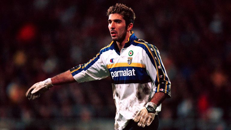 Der ewige Gigi: Mit 17 Jahren feierte Gianluigi Buffon 1995 sein Debüt in der italienischen Serie A für Parma Calcio. 25 Jahre später steht der mittlerweile 42-Jährige immer noch im Tor - und soll seinen Vertrag bei Juventus nochmals verlängern.