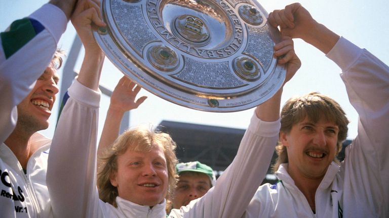Manfred Burgsmüller: Der 2019 verstorbene Angreifer hatte 447 Partien auf dem Buckel, in denen er auf 213 Treffer kam. Burgsmüller schnürte in der Bundesliga neun Dreierpacks für den BVB, Nürnberg und Werder, mit denen er 1988 Meister wurde.  