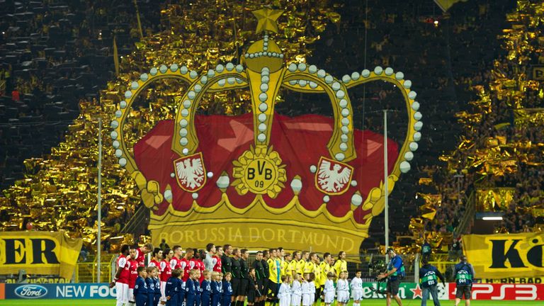 Zum Gruppenauftakt der Champions League gegen den FC Arsenal (1:1) setzen die Dortmunder Anhänger der Südtribüne die Krone auf. 