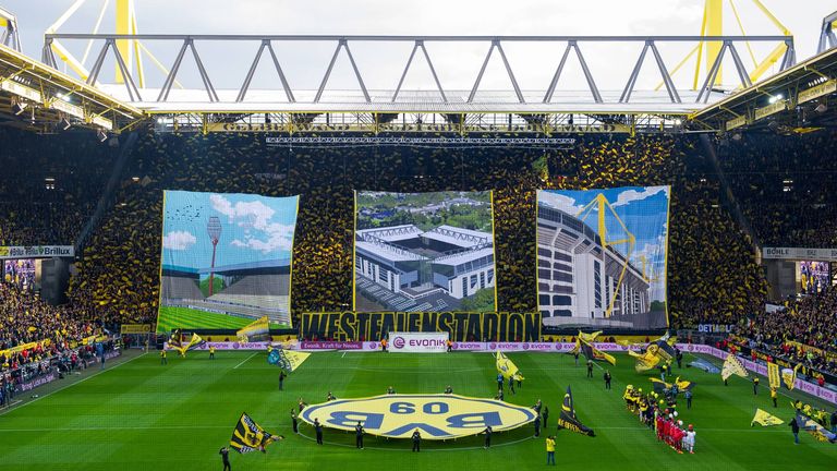 April 2015, Bundesliga: Happy birthday, Westfalenstadion! Vor dem Spiel gegen die Bayern (0:1) gratuliert die ''Süd'' zum Geburtstag mit drei riesen Bannern, auf denen das Stadion im Wandel der Zeit zu sehen ist.