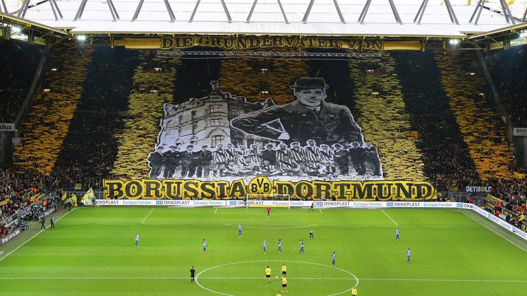 Dezember 2013, Bundesliga: Vor dem Spiel gegen Hertha BSC (1:2) erinnert die Südtribüne an die Gründerväter von Borussia Dortmund. Im Fokus: Mitbegründer Franz Jacobi.