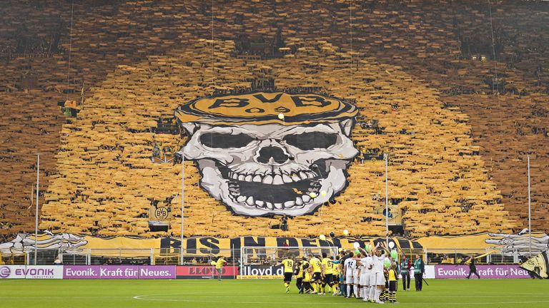 November 2011, Bundesliga: Borussia Dortmund BIS IN DEN TOD. Die ''Gelbe Wand'' erstrahlt vor dem Spiel gegen den VfL Wolfsburg (5:1) komplett in Gelb mit einem überdimensionalem Totenkopf. Ein Zeichen für ewige Treue.