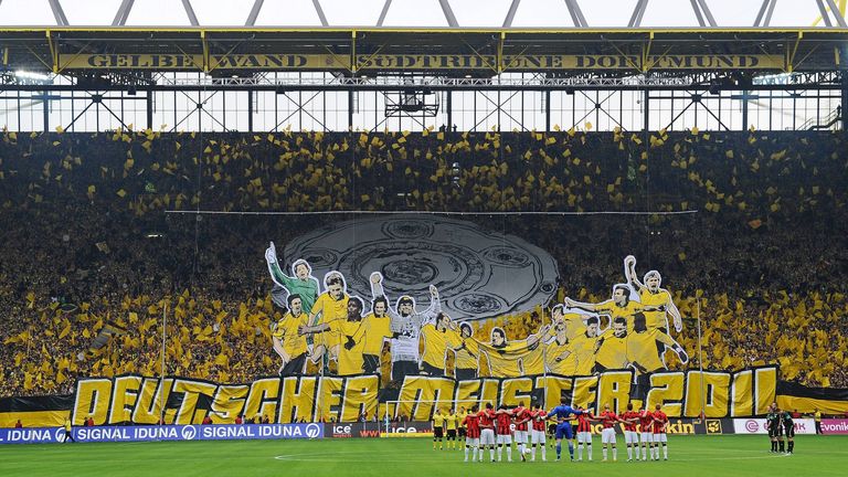 Mai 2011, Bundesliga: Am Ziel der Träume: Zwei Spieltage vor Saisonende hatte der BVB die erste Meisterschaft seit 2002 perfekt gemacht. Am letzten Spieltag gegen Frankfurt (3:1) feiert die ''Süd'' ihre  Helden von 2011 um Trainer Jürgen Klopp.