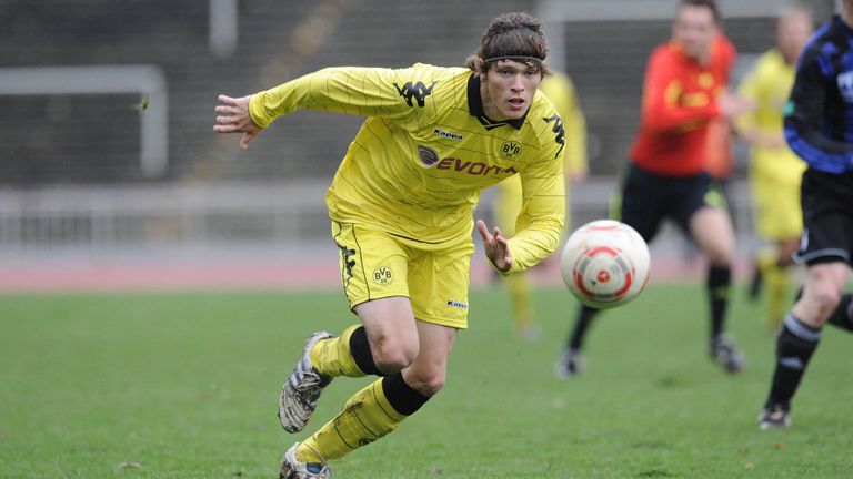 Daniel Ginczek (VfL Wolfsburg): Trotz seiner überragenden Knipser-Qualitäten, die er sowohl in den U-Teams als auch der zweiten Mannschaft beweist, wird er bis 2011 nicht wirklich berücksichtigt. Nach zwei Leihen folgt der endgültige Abgang 2013.