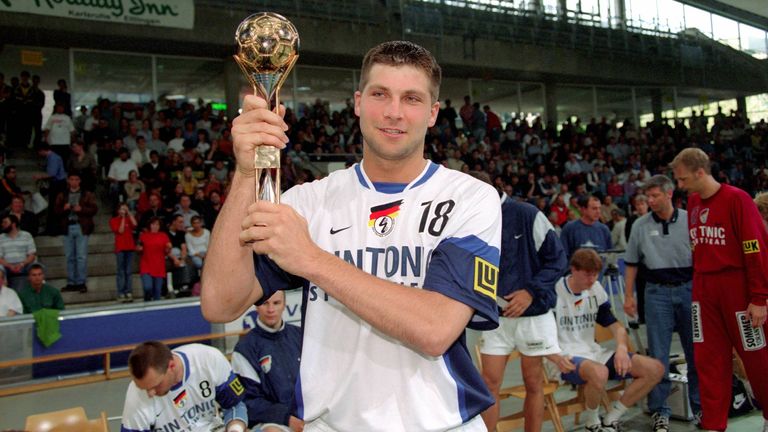 Zusatz: 1998 wurde Daniel Stephan als erster Deutsche zum Welthandballer gewählt . Im selben Jahr gewann er die Bronzemedaille bei der EM sowie die Deutsche Meisterschaft und den DHB-Pokal mit dem TBV Lemgo.