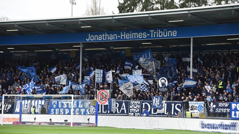 SV Darmstadt 98: Das „Bölle“ heißt seit 2014 Bölle Merck-Stadion am Böllenfalltor. Für die Bundesligasaison 2016/17 wurde das Stadion in Jonathan-Heimes-Stadion am Böllenfalltor umbenannt – in Gedenken an den verstorbenen Darmstädter Fan Jonathan Heimes.