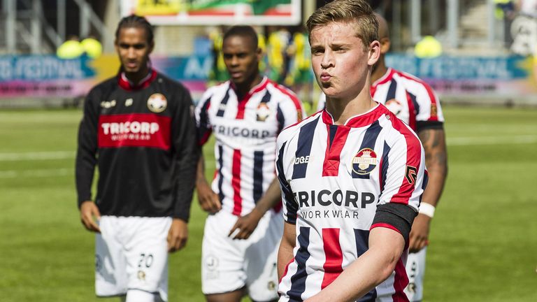 Dieses ''Babyface" spielt mittlerweile beim FC Barcelona. Frenkie de Jong reifte bei Ajax zu einem der begehrtesten Mittelfeldspieler der Welt, doch sein Profi-Debüt feierte er im Trikot von Willem II Tilburg.