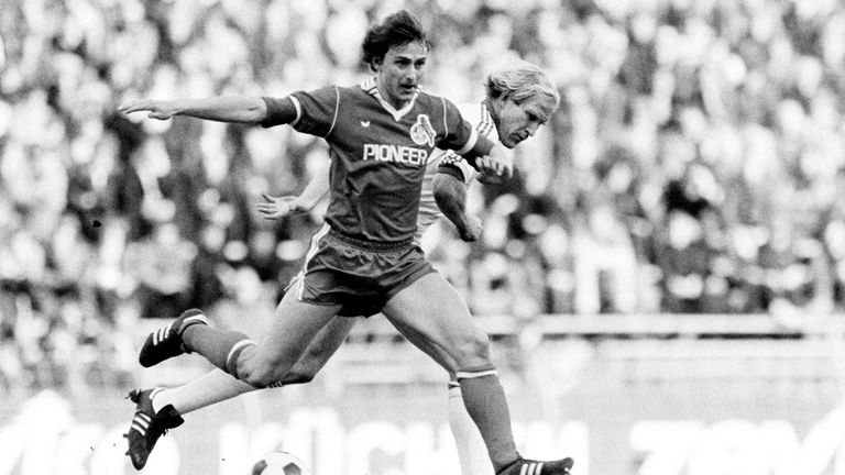 Dieter Müller: Dem Stürmer gelang es, beim höchsten Sieg der Kölner Vereinsgeschichte (8:0 gegen Braunschweig) in nur einer Halbzeit vier Tore zu erzielen. Außerdem schnürte der ehemalige Nationalspieler in der Saison 76/77 zwei weitere Viererpacks.