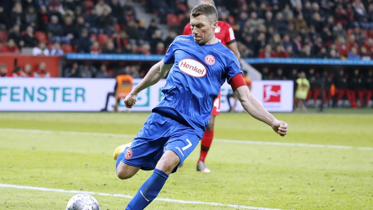 19. Spieltag: Beim Spiel in Leverkusen musste man schon genau hinschauen – Fortuna im ungewohnten blau. Schiedsrichter Daniel Schlager waren die drei regulären F95-Trikots zu ähnlich zum Bayer-Rot.