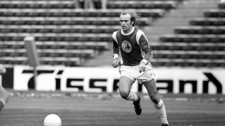 Erich Beer - In der Saison 75/76 gelangen „Ete“ gleich zwei Viererpacks in der Liga. Beim 5:0 gegen Uerdingen und beim 6:2 Auswärtssieg in Hannover. In derselben Saison gelang dem Herthaner sogar ein dritter Viererpack im Pokal gegen Weinheim.