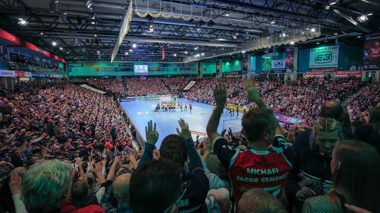 Platz 5: Flens-Arena (SG Flensburg-Handewitt) – Ihre Heimspiele trägt die SG meist vor prallgefülltem Publikum aus, das den Gegner mit seinen Gesängen verunsichert. Kein Wunder bei 6.300 Fans.