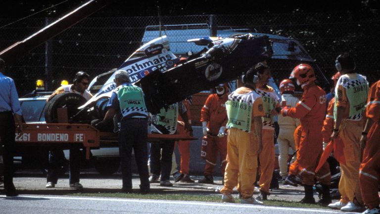 Das Wrack von Sennas Boldiden nach dem tödlichen Unfall. Der damals 34-Jährige war in der siebten Runde wegen eines Konstruktionsfehlers von der Strecke abgekommen.