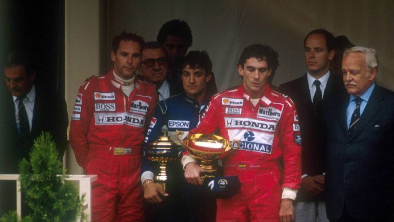 Senna feiert seinen Sieg beim Großen Preis von Monaco 1990 mit seinem Freund Gerhard Berger (links).