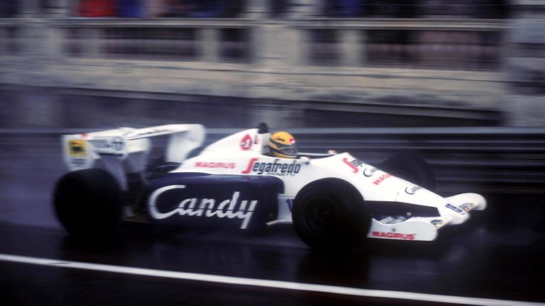 1984 begann Senna seine Formel 1-Karriere bei Toleman. In dem unterlegenen Auto wurde er bei regennasser Fahrbahn in Monaco Zweiter. Nach diesem Rennen erhielt der Brasilianer ein Angebot von Lotus.