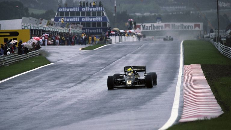 Bei Lotus fuhr Ayrton Senna von 1985-1987, siegte beim Großen Preis von Portugal bereits in seinem zweiten Rennen für das britische Team.  Insgesamt gewann Senna in seiner Karriere 41 Grand-Prixs.