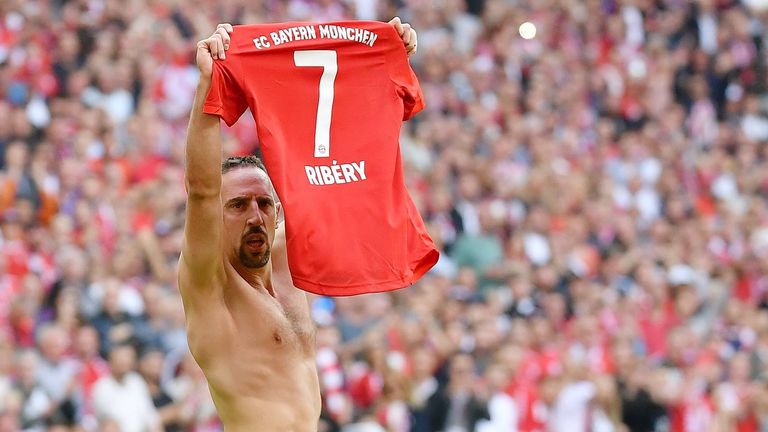 Linker Flügelspieler - Franck Ribery (90,35 Prozent): Der Franzose komplettiert die "Robbery"-Flügelzange in der Aufstellung. Vor seinen Erfolgen müssen sich auch Ze Roberto (6,24) und Lukas Podolski (2,06) verneigen.