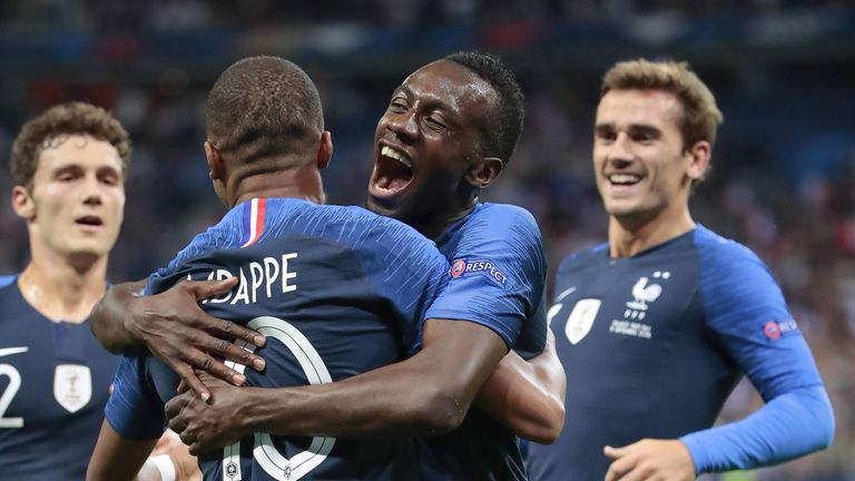 Platz 2: Frankreich (4-3-3-System): Areola – Pavard, Varane, Lenglet, Laporte – Pogba, Kante, Griezmann – Dembele, Mbappe, Martial – Gesamtmarktwert: 956,5 Millionen Euro