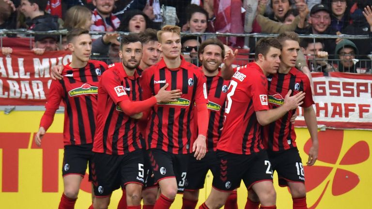 Platz 13: SC Freiburg (5-2-3-System): Schwolow – Schmid, Lienhart, Koch, Heintz, Günter – Höfler, Haberer – Höler, Waldschmidt, Grifo – Gesamtmarktwert: 106,3 Millionen Euro.