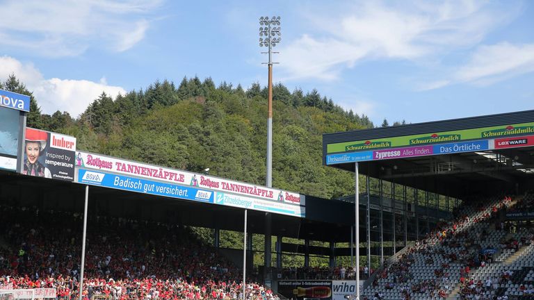 SC Freiburg: Das Dreisamstadion wurde 2004 in Badenova-Stadion umbenannt, 2012 in Mage Solar Stadion und heißt seit 2014 Schwarzwald-Stadion.