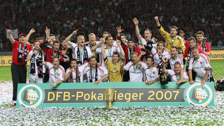 2007: Zum vierten und bislang letzten Mal gewinnt der 1. FC Nürnberg ein Pokalfinale: Dieses Mal mit 3:2 (n.V.) gegen den VfB Stuttgart. In einem packenden Finale dreht sich die Partie, als Stuttgarts Cacau beim 1:1 mit Rot vom Platz geschickt wird.